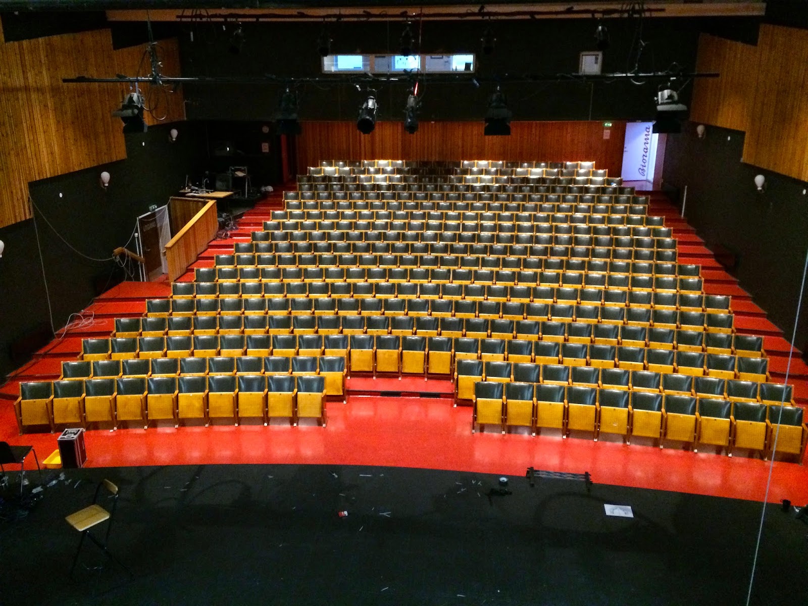 seating arrangement image